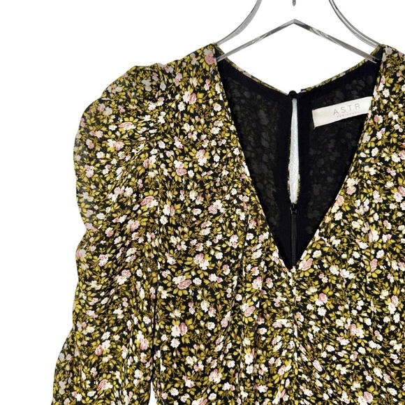 ASTR The Label Green Ruched Micro Floral V Neckline Women’s Mini Dress Sz M - Picture 4 of 12